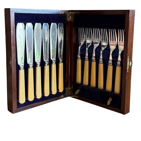 Vintage Fish Seafood Cutlery Set With Lined Box 6 Knives 6 Forks Etched Details - Picture 1 of 16